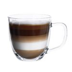 Kawa mocha w szklance z przeźroczystego szkła na białym tle, trzy warstwy napoju: mleko, kawa espresso, i pianka, idealny dla miłośników kawy, elegancki i smakowity napój.