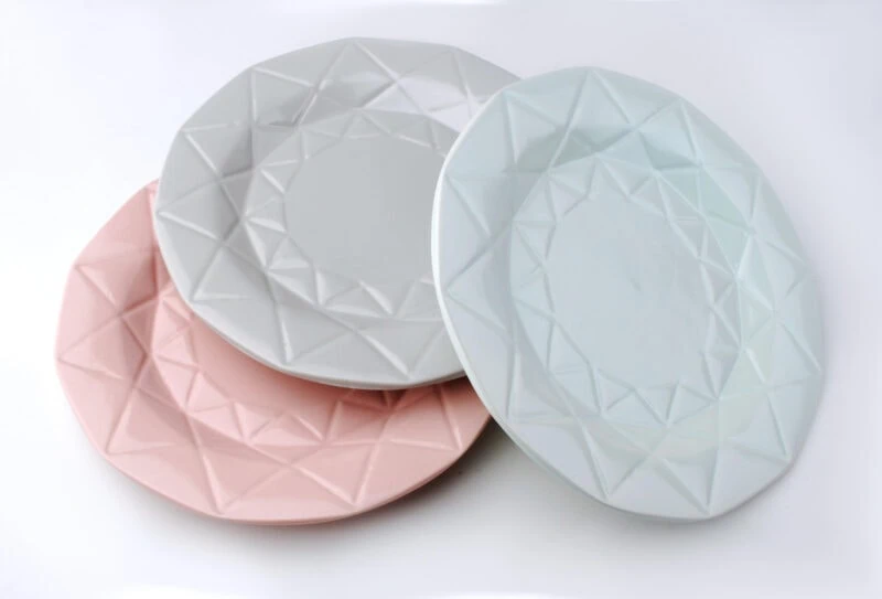 Lekka porcelanowa zastawa stołowa z unikalnym wzorem, idealna na domowe obiady i kolacje, dostępna w delikatnych pastelowych kolorach.
