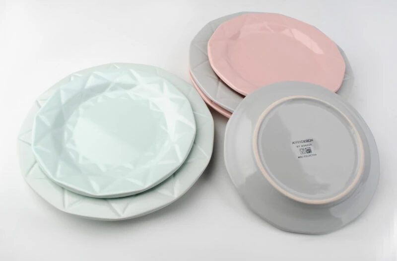 Plastikowe talerze z kolekcji Domowy Zakątek, pastelowe kolory, idealne na domowe przyjęcia i spotkania, estetyczne i praktyczne naczynia do serwowania potraw.