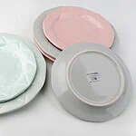 Stylowe talerze w pastelowych kolorach na domową zastawę, kolekcja Adler Design, idealne do serwowania i dekoracji stołu, eleganckie i praktyczne naczynia do codziennego użytku.