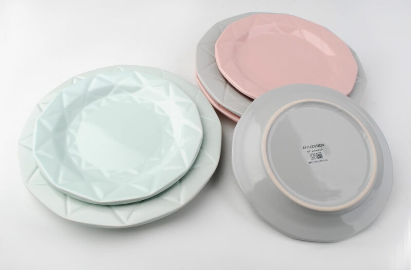 Stylowe talerze w pastelowych kolorach na domową zastawę, kolekcja Adler Design, idealne do serwowania i dekoracji stołu, eleganckie i praktyczne naczynia do codziennego użytku.