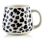 Stylowa ceramiczna kubek w czarno-białym leopardim wzorze, idealny do codziennego użytku w domu.