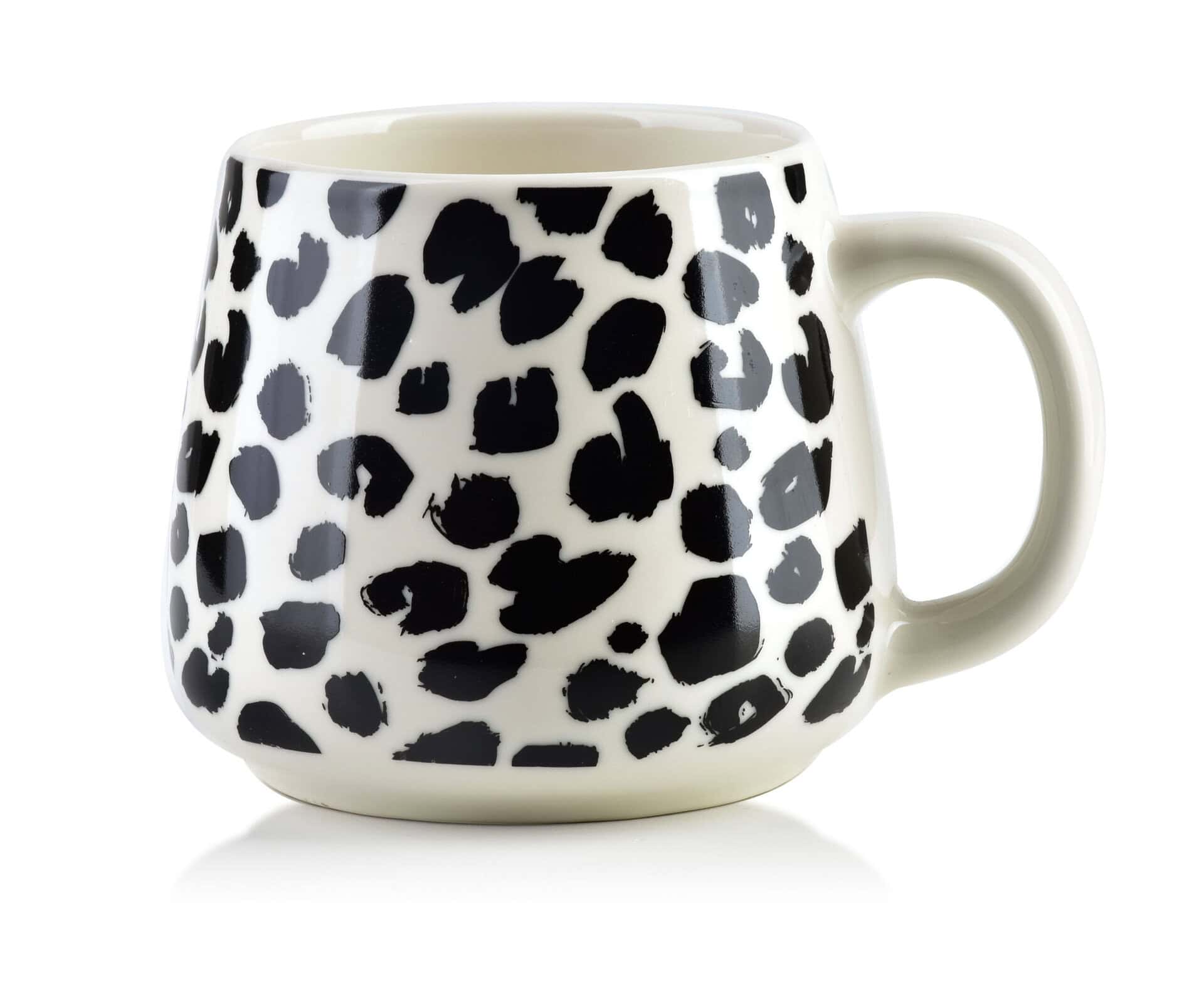 Stylowa ceramiczna kubek w czarno-białym leopardim wzorze, idealny do codziennego użytku w domu.