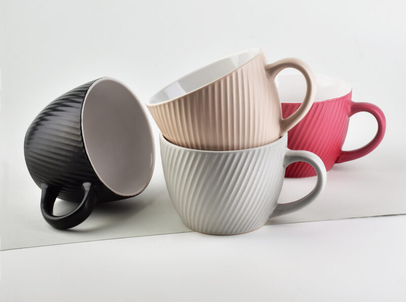 Czarny, różowy, kremowy kubek z delikatnym żłobieniem, kolekcja porcelanowa, stylowe naczynia na kawę i herbatę, elegancki zestaw do codziennego użytku, domowe akcesoria kuchenne od Domowy Zakątek.