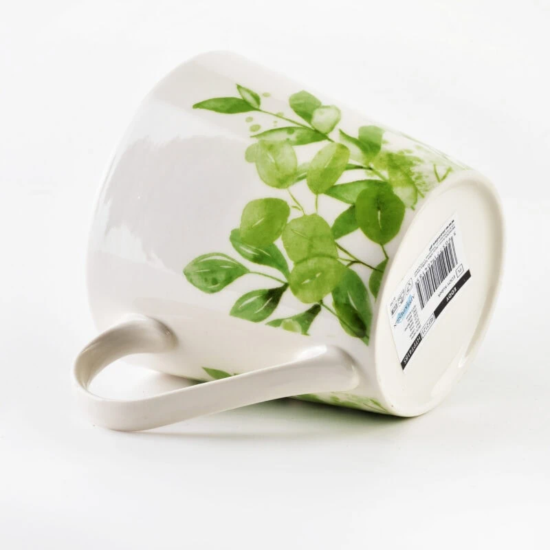 Zielona roślinna wzór na ceramice, kubek z naturalnym motywem liści, idealny do codziennego użytku, dekoracyjny element domu, domowy zakątek, ceramika z motywem natury, stylowe naczynie do herbaty i kawy, ekologiczne i estetyczne wykończenie kuchni.