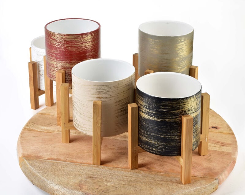 Kolorowe ceramiczne doniczki na drewnianej podstawce, idealne do dekoracji wnętrz i ogrodów, kwiaty i rośliny, stylowe akcesoria, nowoczesny design domu.