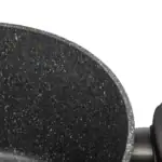 Przygotowywanie potraw w czarnej, granitowej patelni z niepalącym się powłoką non-stick.
