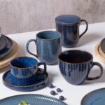 Ceramiczne filiżanki i kubki w eleganckim niebieskim wzorze, idealne do kawy i herbaty, ozdobione złotymi paskami, komplet do domu i restauracji, wysokiej jakości ceramika Domowy Zakątek.