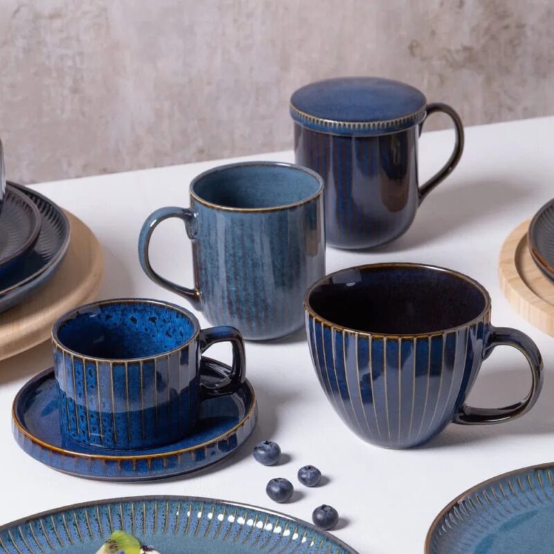 Ceramiczne filiżanki i kubki w eleganckim niebieskim wzorze, idealne do kawy i herbaty, ozdobione złotymi paskami, komplet do domu i restauracji, wysokiej jakości ceramika Domowy Zakątek.