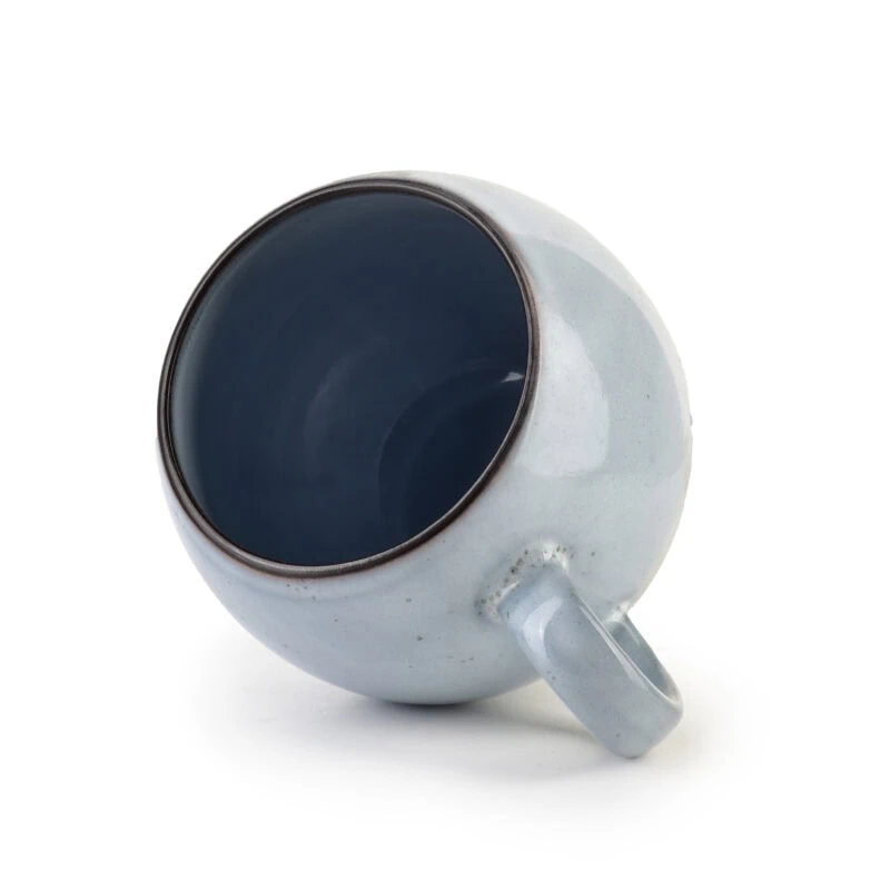 Stylowa ceramiczna filiżanka w odcieniach szarości i granatu, idealna do kawy lub herbaty, inspirowana domowym klimatem i naturalnym wnętrzem, doskonała do codziennego użytku w domu.
