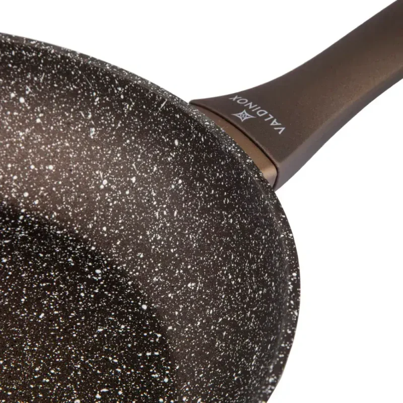 Stylowa patelnia kuchenne z powłoką non-stick, idealna do smażenia i gotowania w domu, wytrzymała i łatwa do czyszczenia, dostępna w sklepie Domowy Zakątek.
