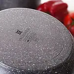 Silikonowa forma do pieczenia z antyadhezyjnym wykończeniem, idealna do ciast i deserów. Polska produkcja, trwała i łatwa w czyszczeniu, doskonała do domowych wypieków w Domowym Zakątku.