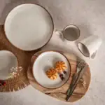 Elegancka zastawa stołowa z ceramiki w stylu rustykalnym, idealna do codziennego użytku i aranżacji wnętrz w domu, sklep internetowy Domowy Zakątek.