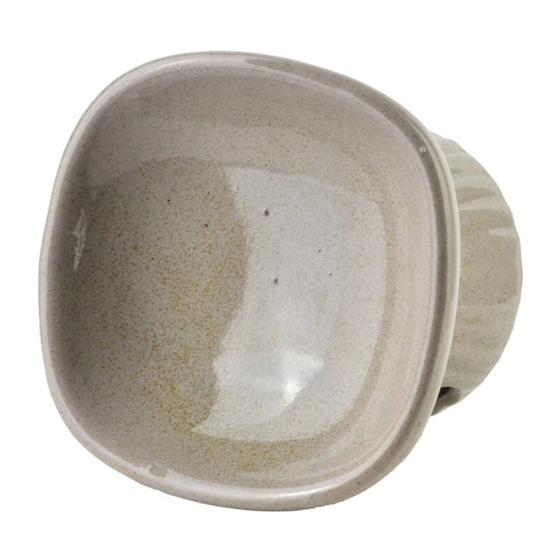 Ceramiczna miska do podawania jedzenia, naturalny kolor, ekologiczny akcesorium domowe, element zastawy stołowej, misa na karmę dla zwierząt, produkt handmade, dekoracyjny element wystroju wnętrz.