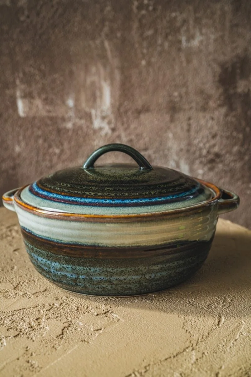 Wyjątkowa ceramiczna brytfanna z pokrywką, ręcznie wykonaną, w naturalnych odcieniach brązu i niebieskiego, idealna do pieczenia i serwowania potraw, stylowa dekoracja domu kuchni.