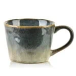 Ciepła, ręcznie zdobiona ceramiczna filiżanka do kawy lub herbaty, idealna do domowego kawowego zakątka.