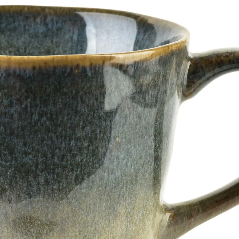 Ceramiczny kubek w stylu rustykalnym z naturalnym, brązowym wykończeniem i unikalnym glaze’iem, idealny do domu lub jako prezent.
