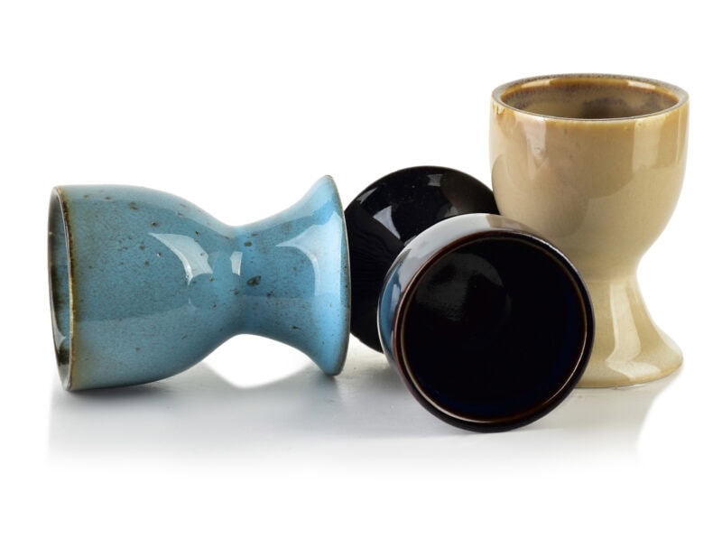 Unikatowe ceramiczne kubki do kawy i herbaty, ręcznie wykonane, idealne na codzienne korzystanie w domu lub jako prezent. Różne kolory i styl, zapewniają wyjątkowe doznania podczas picia ulubionych napojów.