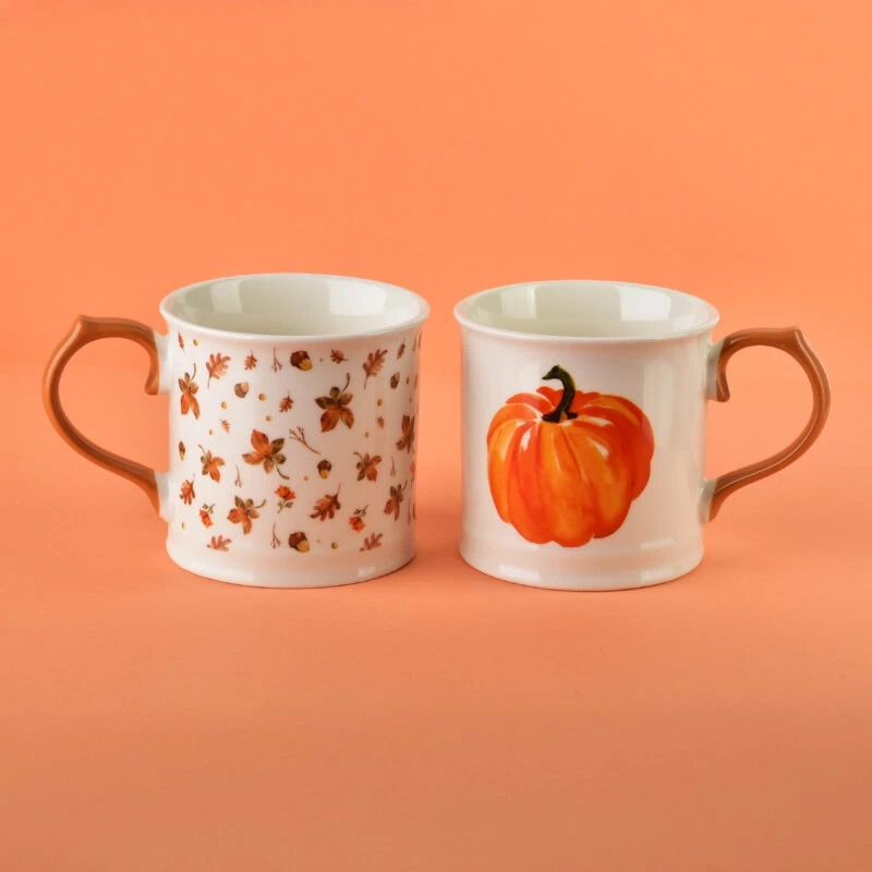 Ceramiczne kubki z jesiennym motywem dyni i liści, idealne na kawę lub herbatę, ozdobne naczynia do domu, dekoracje na sezon jesienny od Domowy Zakątek.