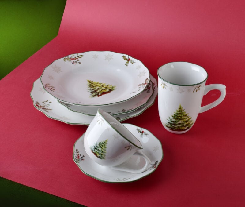 świąteczny zestaw porcelany z choinkowym motywem, talerze i kubek na Boże Narodzenie, eleganckie naczynia na świąteczny stół, dekoracje świąteczne od Domowy Zakątek.
