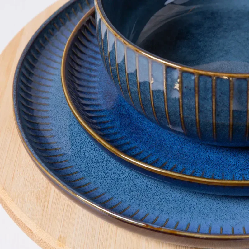 Miseczki ceramiczne w kolorze granatowym z złotymi detalami, idealne do serwowania potraw, elegancki dodatek do domowej zastawy, idealne dla miłośników funkcjonalnych i stylowych naczyń.