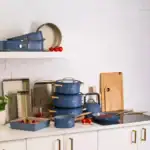 Silikonowa patelnia tarka do warzyw na kuchence zestaw domowy zakątek, pojemniki garnki naczynia do gotowania, nowoczesny sprzęt kuchenny, wyposażenie kuchni, stylowe akcesoria kuchenne, artykuły kuchenne wysokiej jakości, wyposażenie do kuchni z mniejszym zużyciem energii, design wnętrz kuchennych, praktyczne akcesoria do gotowania, nowoczesne patelnie i naczynia, minimalistyczny styl kuchni.