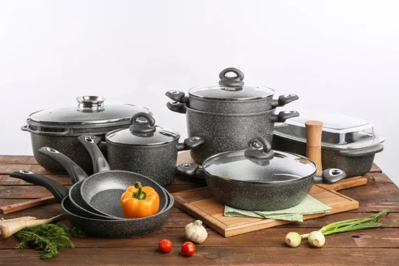 Komplet garnków ceramicznych na drewna, zestaw naczyń do gotowania, patelnie i rondle w nowoczesnym wzorze, idealny do kuchni, wysokiej jakości sprzęt kuchenny Domowy Zakątek.