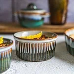 Ceramiczne naczynia do pieczenia i serwowania, ręcznie tworzone w klimacie domowego wnętrza, idealne do przygotowywania i podawania dań kuchni polskiej i śródziemnomorskiej.