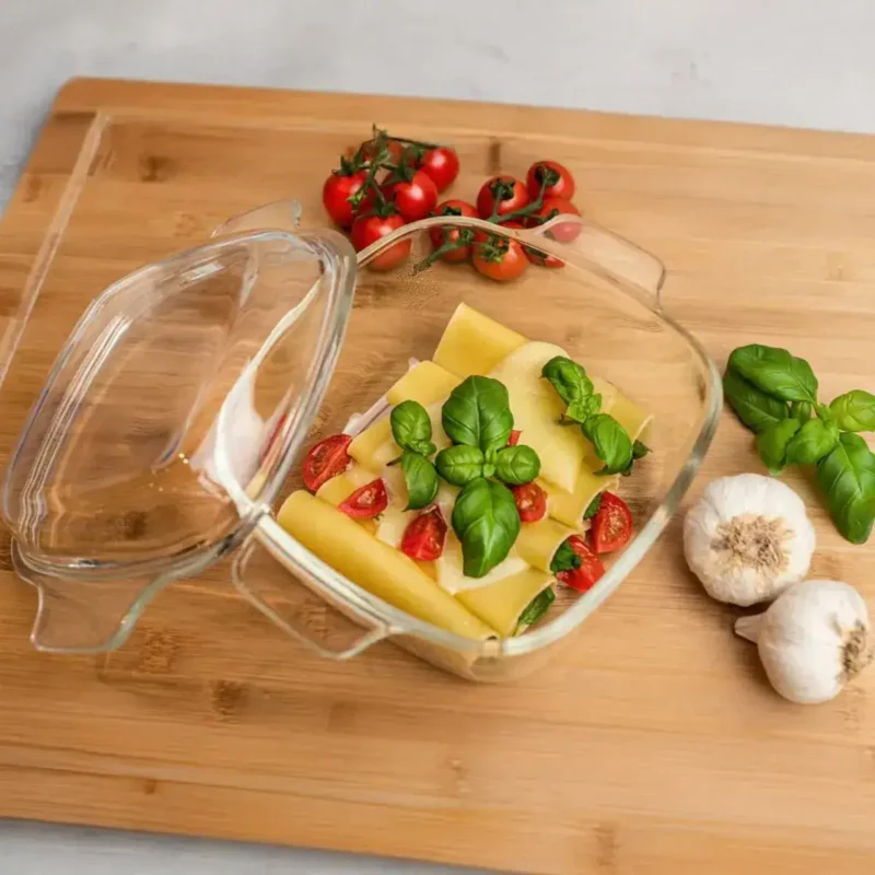 Świeży zestaw składników na sałatkę z mozzarellą, pomidorkami cherry, bazylią, czosnkiem i ziemniakami na drewnianej tacce. Idealne do zdrowego i smakowitego domowego obiadu.