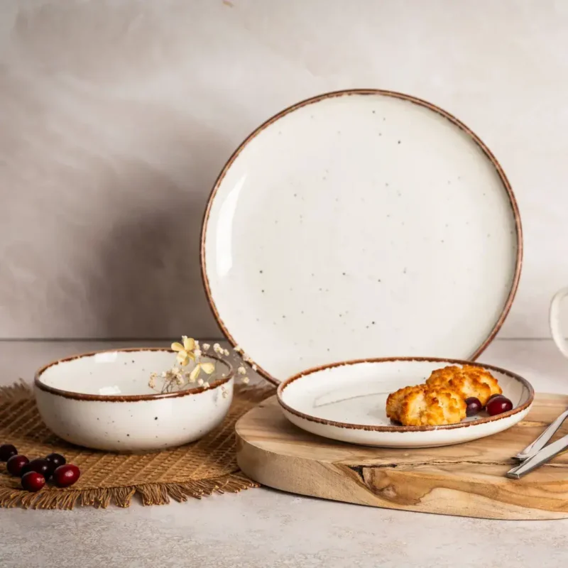 Ceramiczna zastawa stołowa domowy zakątek beżowa z brązowym brzegiem biała naczynia do serwowania napojów i jedzenia na ceramicznych talerzach i miseczkach na stół, dekoracyjne elementy kuchni i jadalni, eleganckie elementy zastawy do domu.
