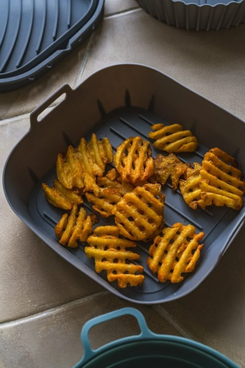 Czaso na frytki z batatów w foremce do pieczenia, zdrowa przekąska, domowe danie, warzywa korzeniowe, przygotowanie posiłków w domu.