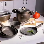Ceramiczne naczynia kuchenne domowy zakątek, komplet garnków i patelni, nowoczesny zestaw do gotowania, akcesoria kuchenne, sprzęt kuchenny, idealny do przygotowywania posiłków, trwałe i uniwersalne.