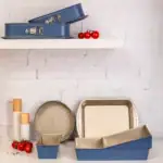 Nowe, eleganckie metalowe foremki do pieczenia i przechowywania w kolorze niebieskim, idealne do kuchni domowej. Doskonałe do przygotowywania ciast, tart i przechowywania produktów spożywczych. W zestawie różne rozmiary i kształty, które dodadzą stylu każdej kuchni, a także praktyczności w codziennym gotowaniu. Akcesoria do pieczenia z solidnymi klamrami i wytrzymałymi materiałami, odpowiednie do higienicznej i bezpiecznej eksploatacji w domu.