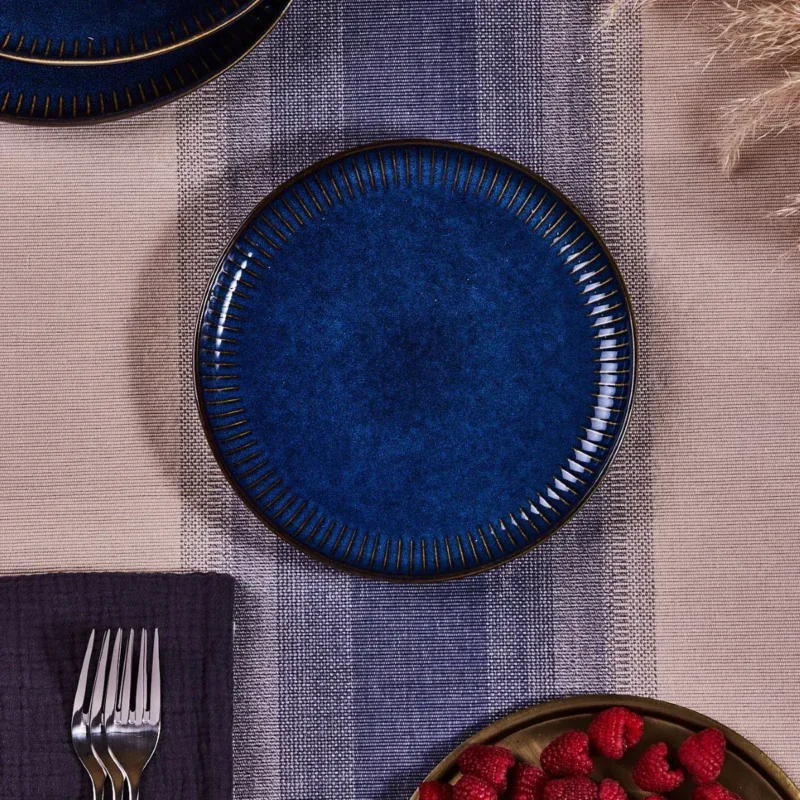 Smooth dark blue ceramic plate z dużym wykończeniem z metalu na brzegu, idealny na domowe obiady i kolacje, elegancki dodatek do zastawy stołowej, stylowe naczynie do serwowania jedzenia.
