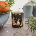 Czarne świece w świątecznym designie z motywem choinek, idealne na świąteczny klimat, dekoracja domu, klimat Bożego Narodzenia, świece na zimowe wieczory.
