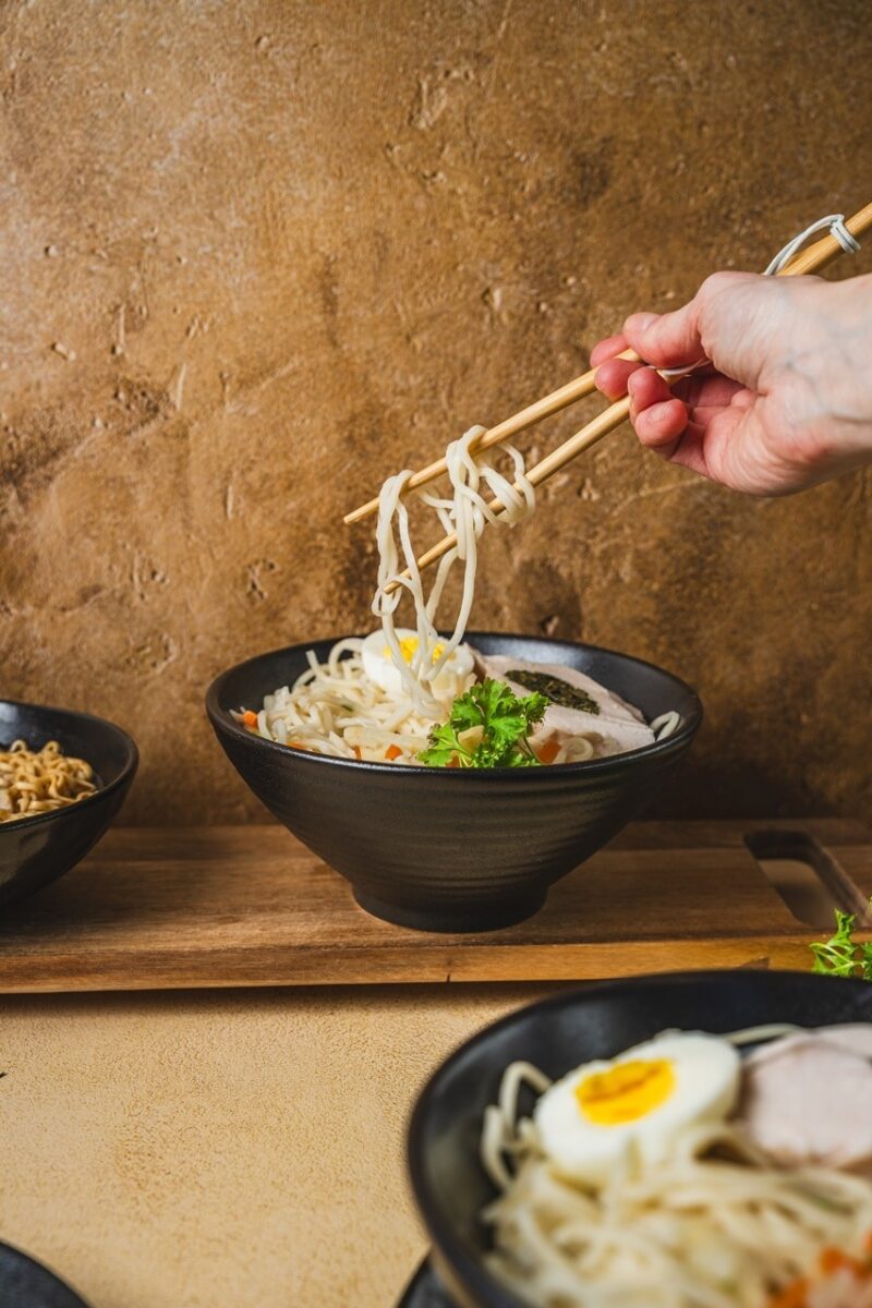Miska ceramiczna ramen 1L czarna z pałeczkami