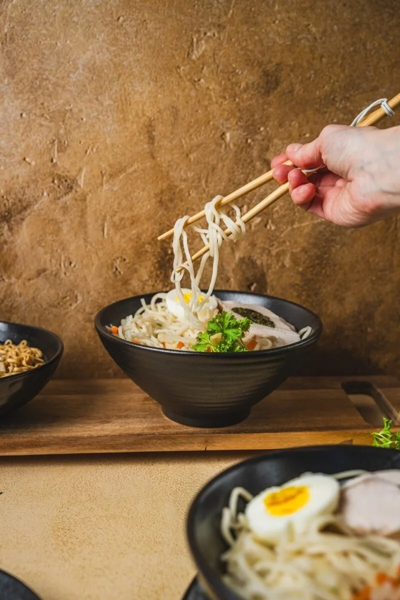 Miska ceramiczna ramen 1L czarna z pałeczkami