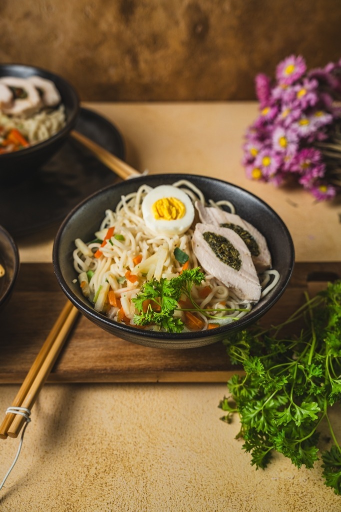 Miska ceramiczna ramen 1L czarna z pałeczkami
