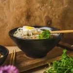 Miska ceramiczna ramen 1L czarna z pałeczkami