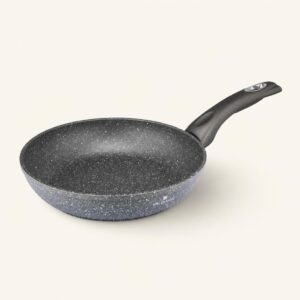 Przedstawiona patelnia z niebieskim, kamiennym wzorem, z czarnym uchwytem, idealna do smażenia na kuchni, wykonana z wysokiej jakości materiałów ceramicznych i szkła.
