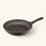 Patelnia ceramiczna z czarnym, nieprzywierającym dnem i ergonomiczną rączką, idealna do smażenia i gotowania na co dzień.