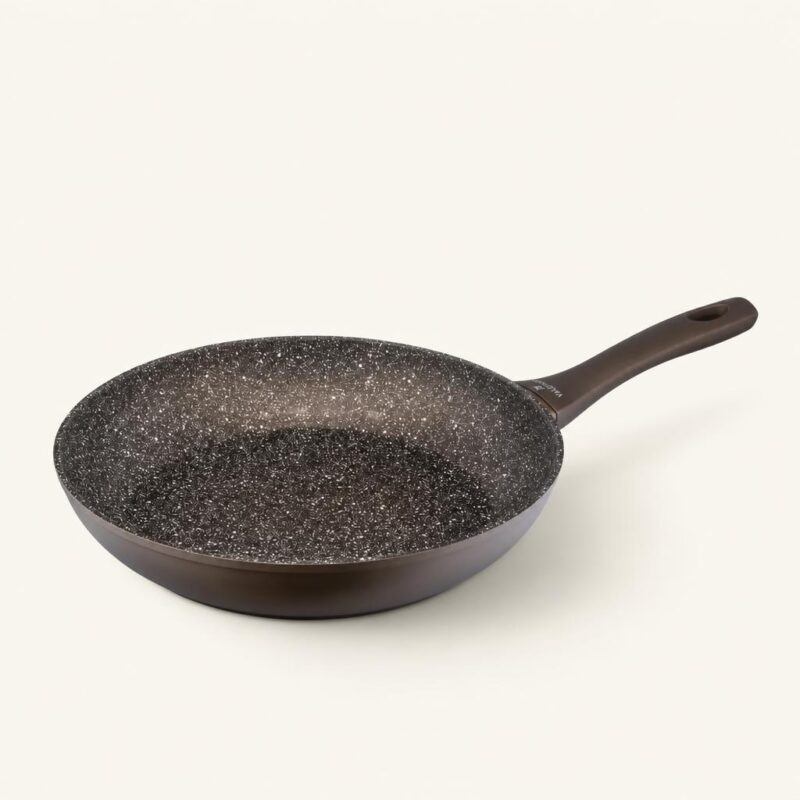 Patelnia ceramiczna z czarnym, nieprzywierającym dnem i ergonomiczną rączką, idealna do smażenia i gotowania na co dzień.