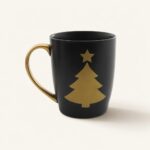 Czarny kubek z złotym wzorem choinki i gwiazdy, elegancki i świąteczny design, idealny na zimowe wieczory i prezent bożonarodzeniowy, wykonany z wysokiej jakości ceramiki.