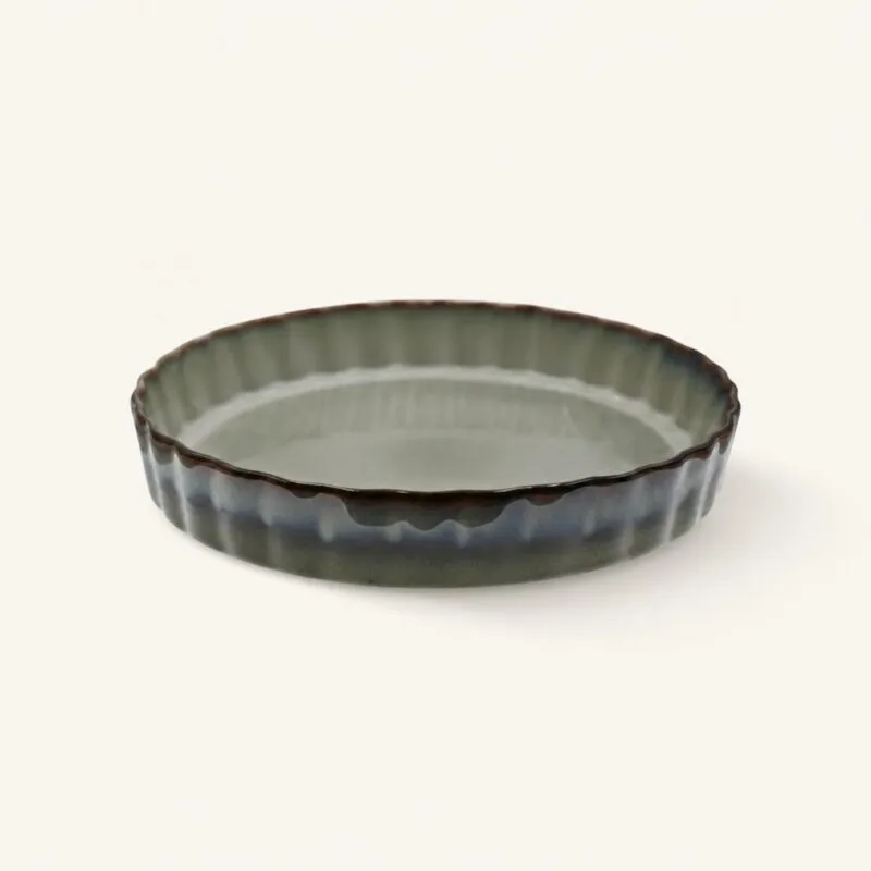 dz-graf-5907696073361-cream Okrągła ceramiczna patera z ciemnym rantem i zielonym wnętrzem, idealna do serwowania potraw na stole.