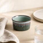Ceramiczna miska w odcieniach zieleni i brązu, idealna do serwowania potraw i dekoracji na stole, element wyposażenia kuchni z ceramiki i szkła.