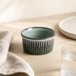 Ceramiczna miska w odcieniach zieleni i brązu, idealna do serwowania potraw i dekoracji na stole, element wyposażenia kuchni z ceramiki i szkła.