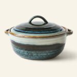 Talerz ceramiczny z pokrywką w odcieniach niebieskiego i brązowego, idealny do serwowania potraw, ręcznie wykonany, stylowy dodatek do kuchni i zastawy stołowej.