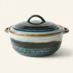 Talerz ceramiczny z pokrywką w odcieniach niebieskiego i brązowego, idealny do serwowania potraw, ręcznie wykonany, stylowy dodatek do kuchni i zastawy stołowej.