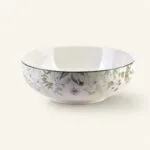 Talerz ceramiczny z delikatnym kwiatowym wzorem na białym tle, idealny do serwowania potraw i dekoracji stołu, elegancki i funkcjonalny element zastawy stołowej.