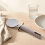 Nóż stalowy do pizzy 21,5 cm taupe